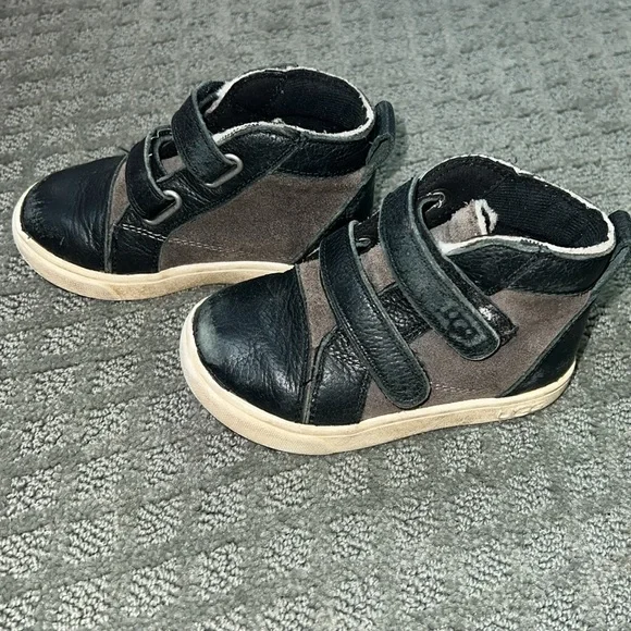 Size 7 baby boy Ugg boots - Picture 2 of 7